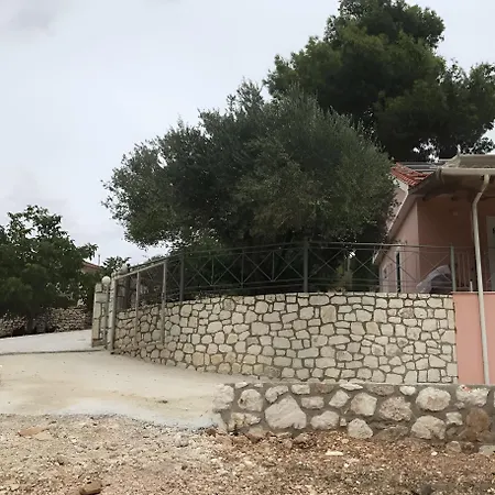 Vakantiehuis Under The Pine Tree Divarata